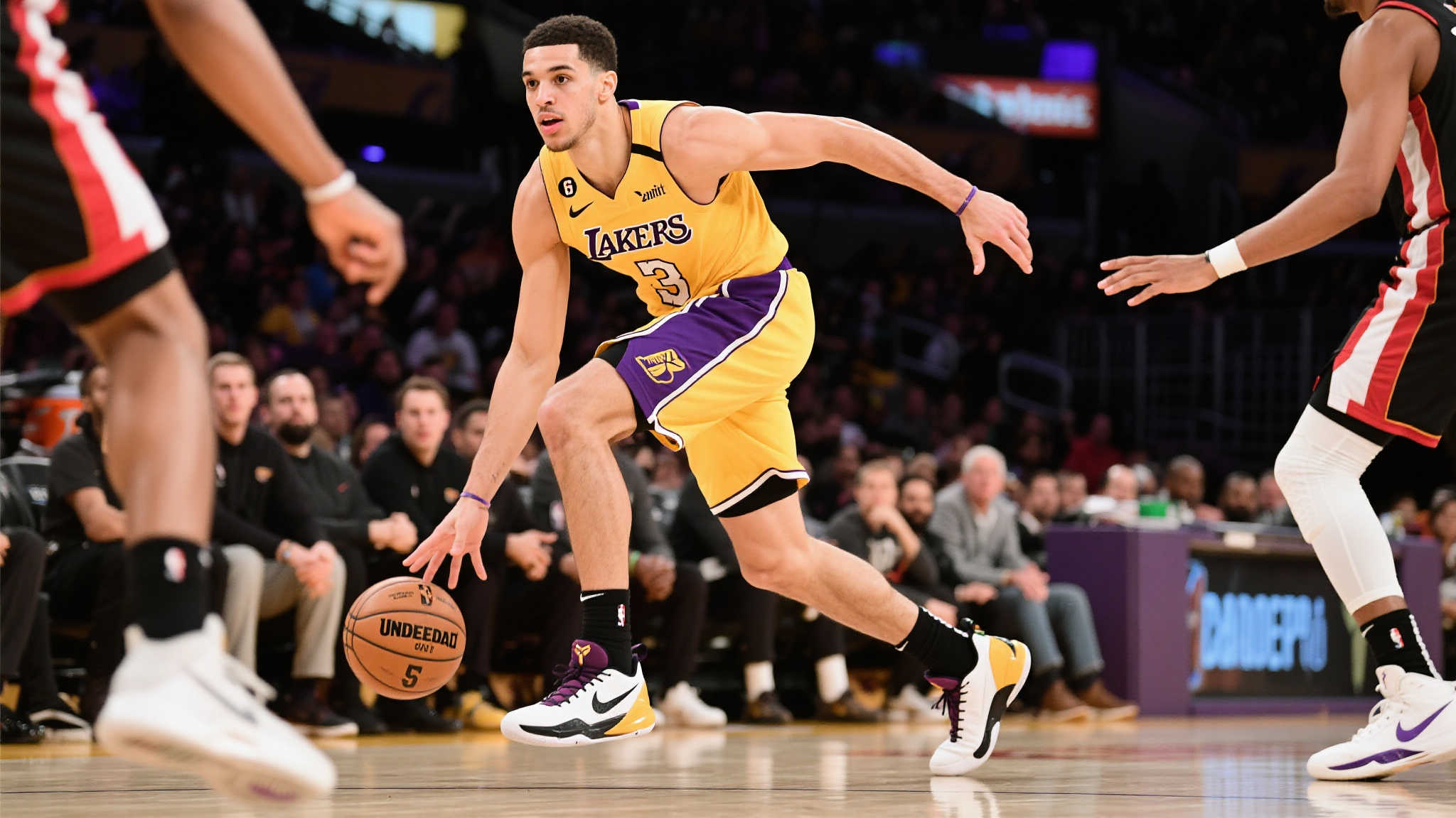 篮球场上，总有一些瞬间让观众惊呼，这不仅因为运动员